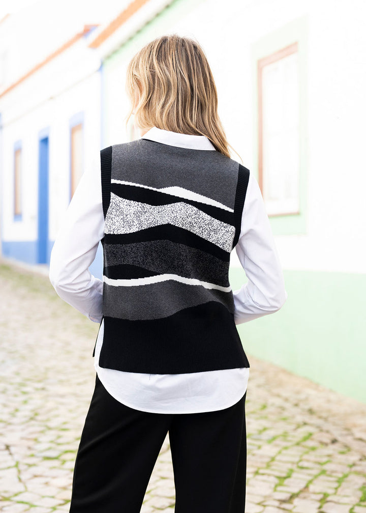 Sleeveless Sweater With Detachable Snood