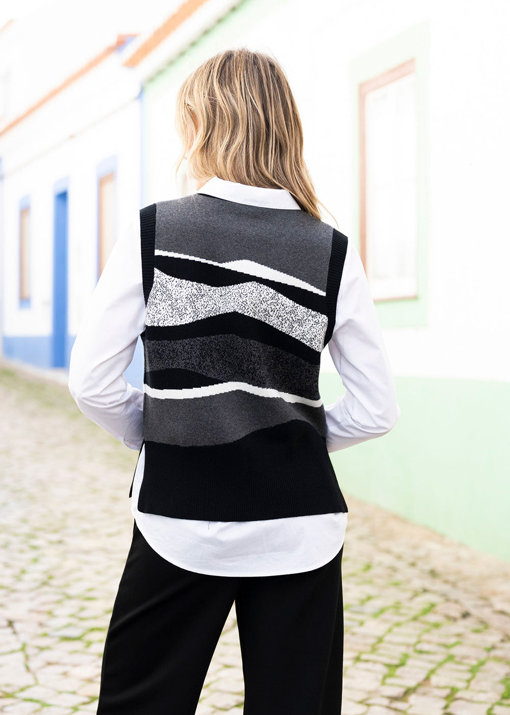 Sleeveless Sweater With Detachable Snood