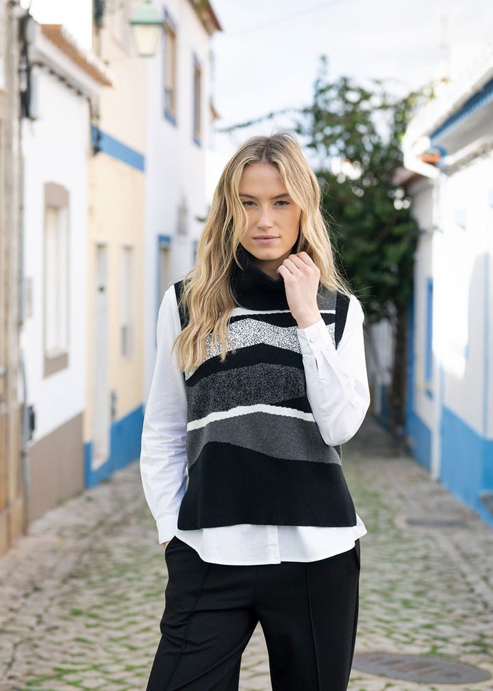 Sleeveless Sweater With Detachable Snood